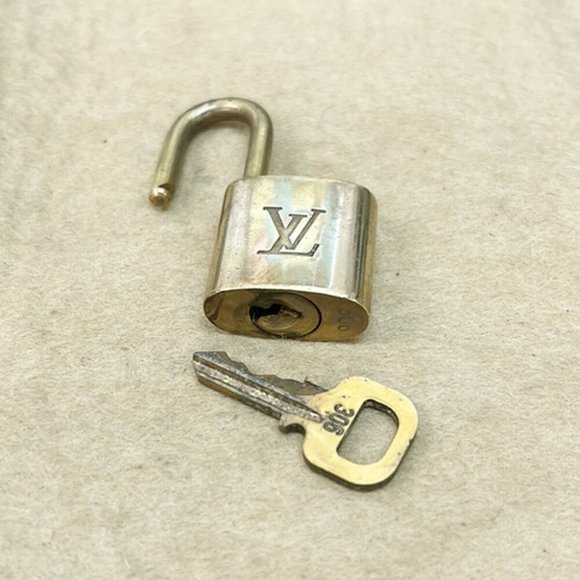 Authentic LOUIS VUITTON LV 10 SET PADLOCK KEY BAG CHARM CADENA GOLD-PLATED - Picture 2 of 4